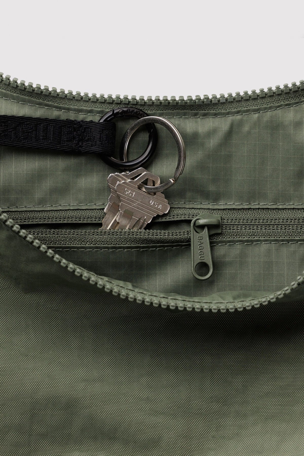 BAGGU Medium Nylon Crescent Bag Caper